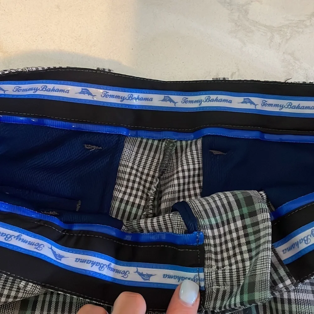 Tommy Bahama men’s golf shorts size 32. Gray‎ and green plaid.